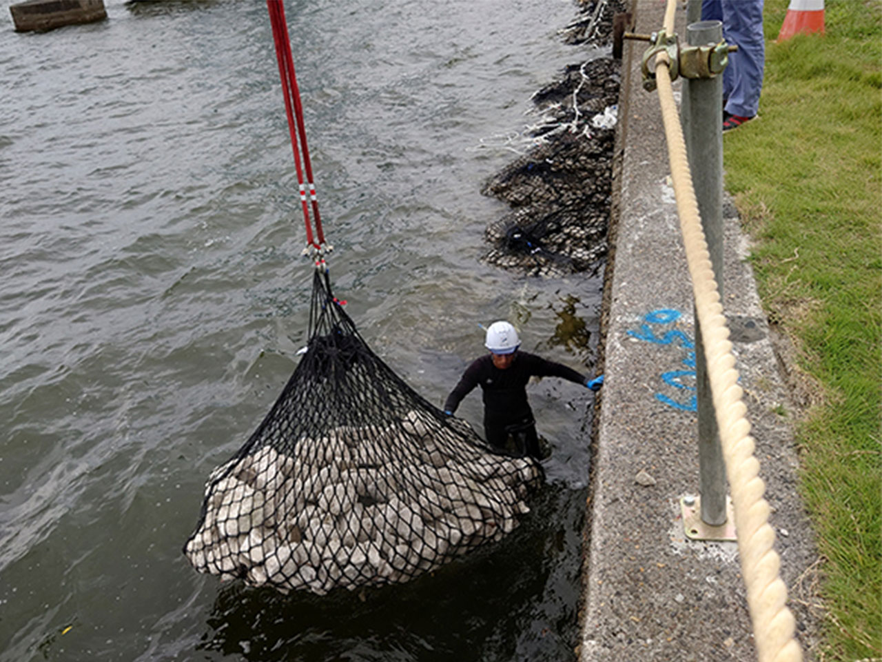 千葉県：富士電機千葉工場での護岸据付工事